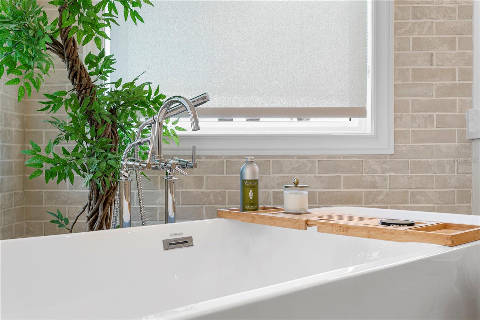 SPA INSPIRED SOAKING TUB