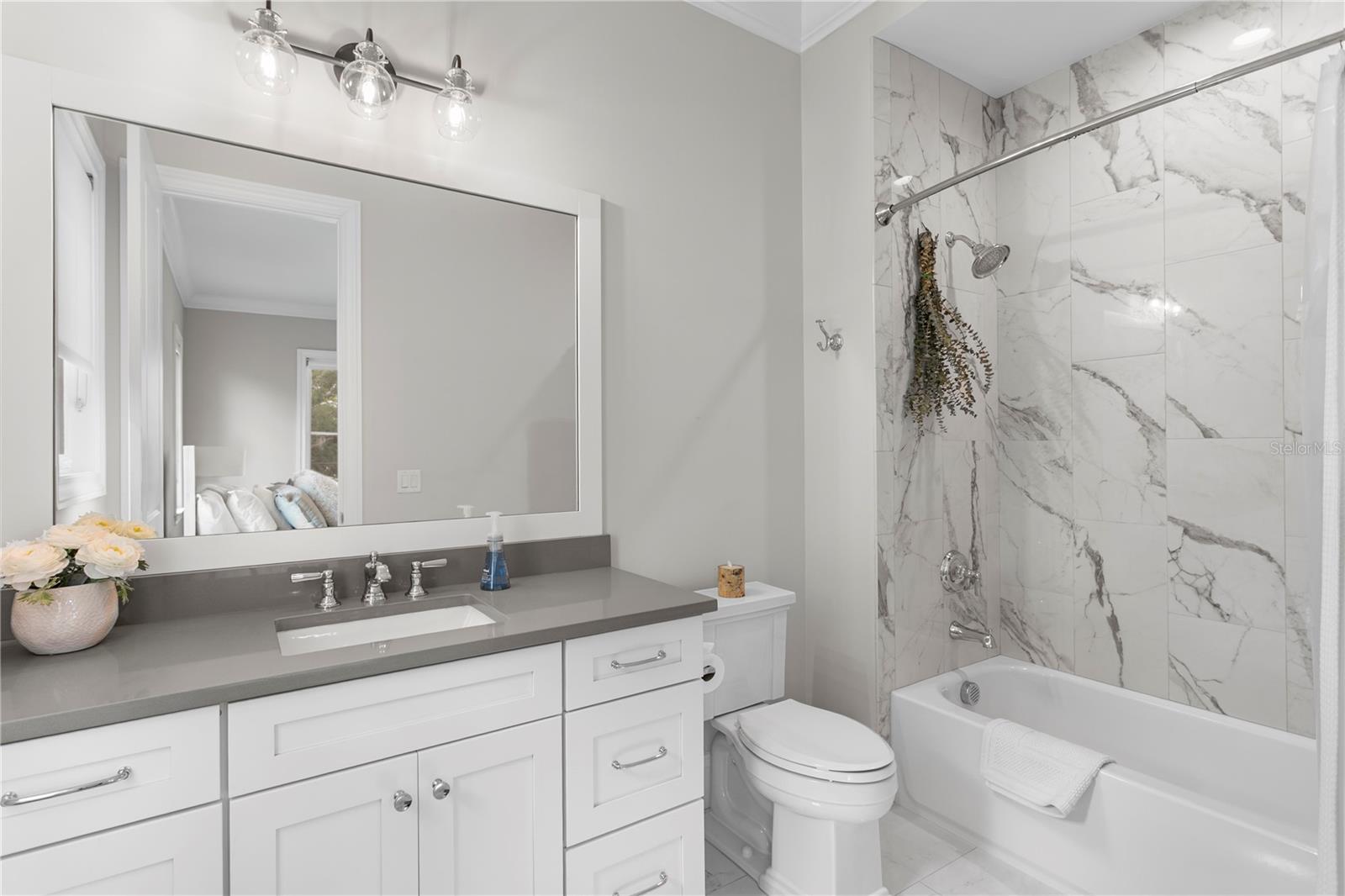 UPSTAIRS EN SUITE BATH 2