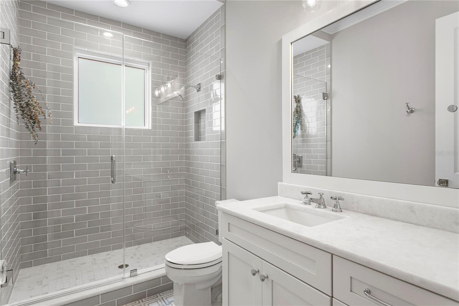 UPSTAIRS EN SUITE BATH 3