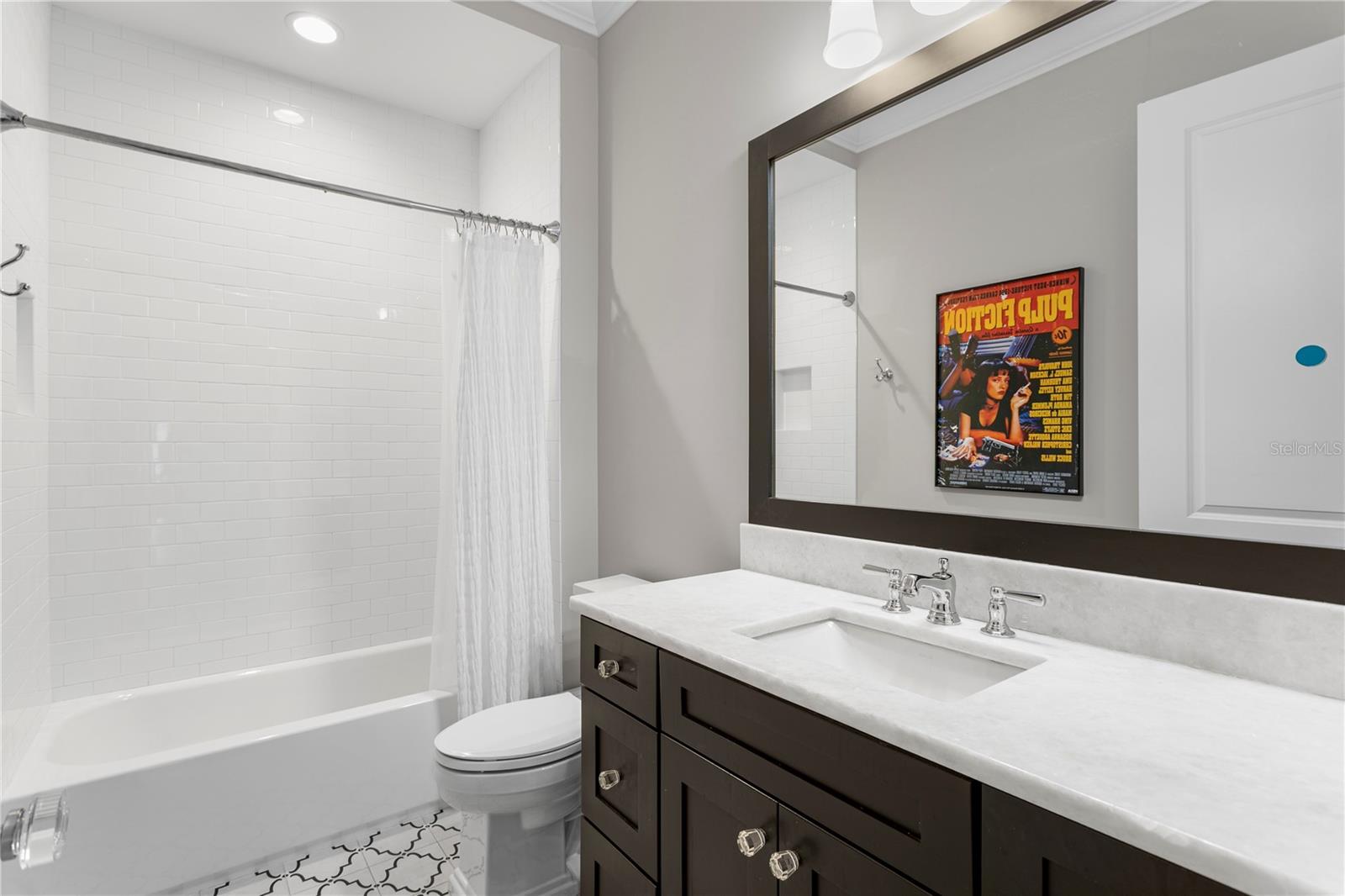 UPSTAIRS EN SUITE BATH 4