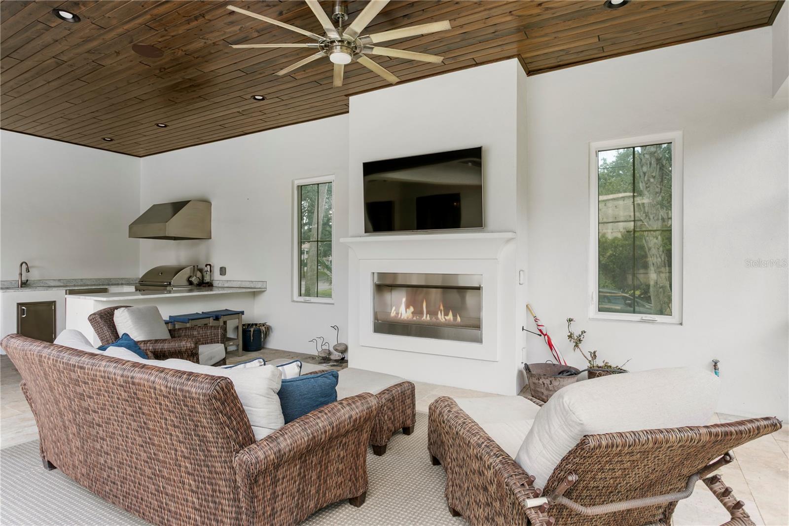 OUTDOOR FIREPLACE & KITCHEN