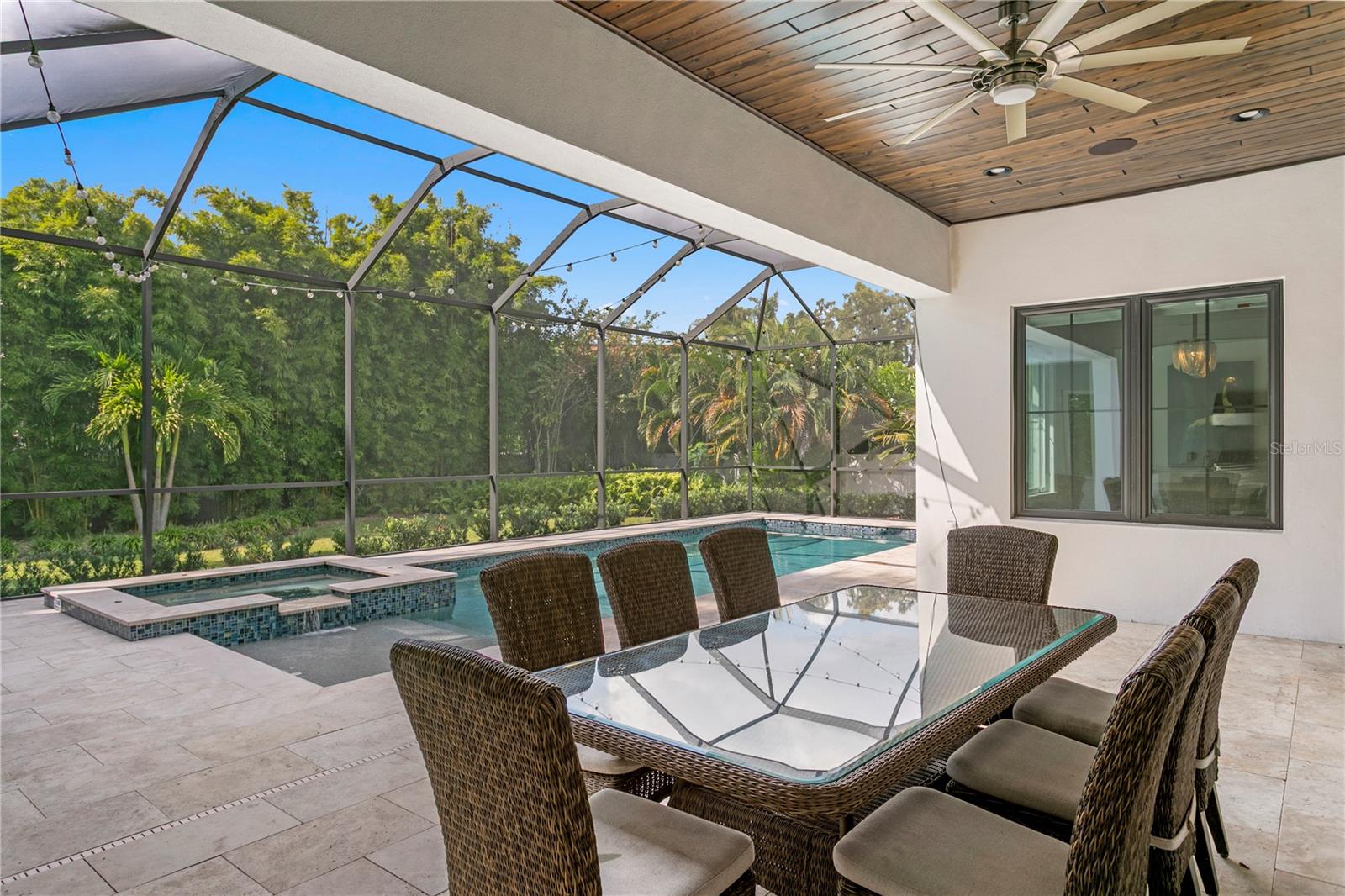 OUTDOOR POOLSIDE DINING
