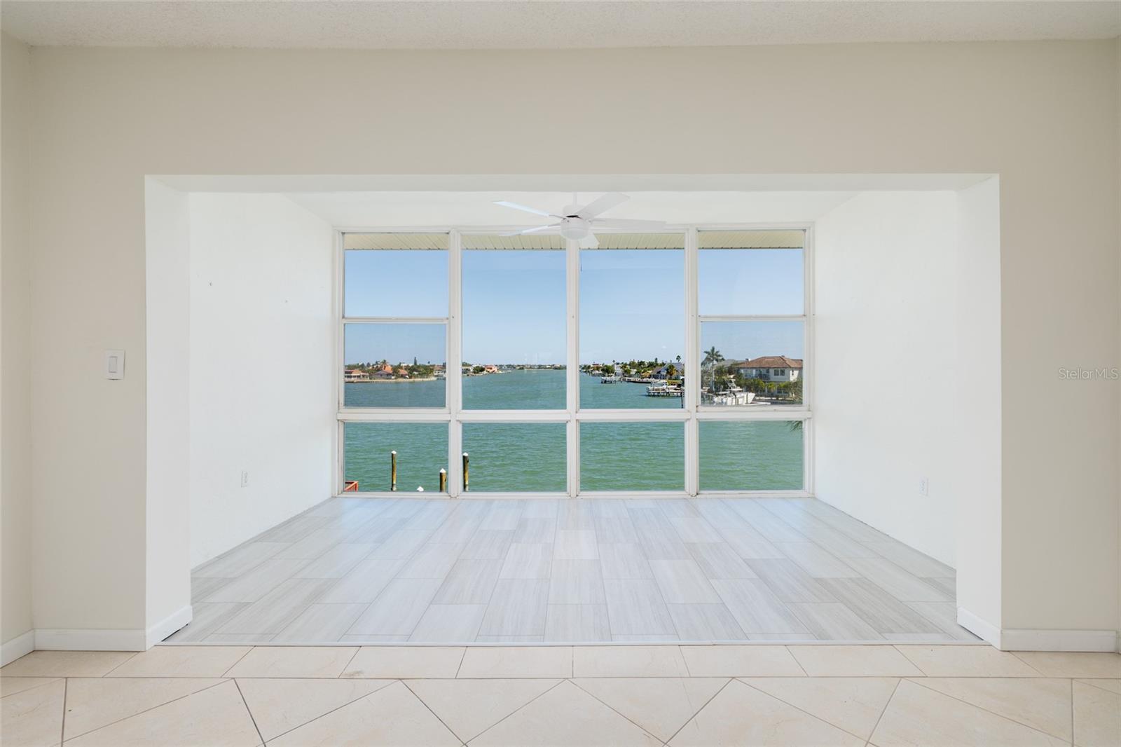 Florida room (15' x 8').