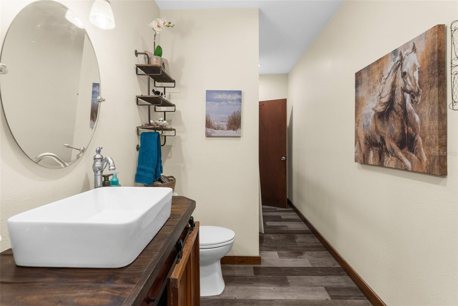 Barn Apartment Full Bathroom