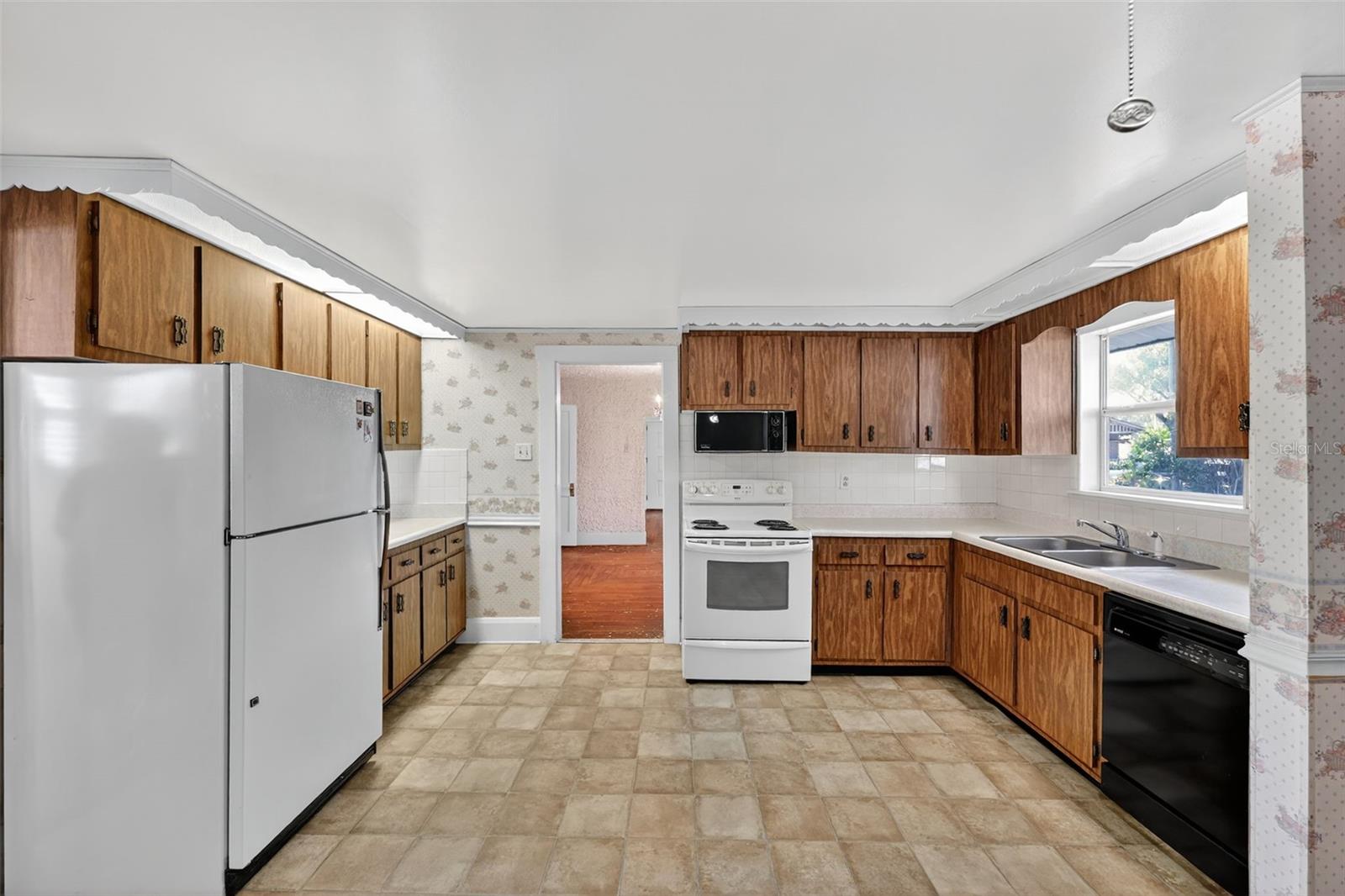 Large, functional kitchen ... what will you design as your showpiece?