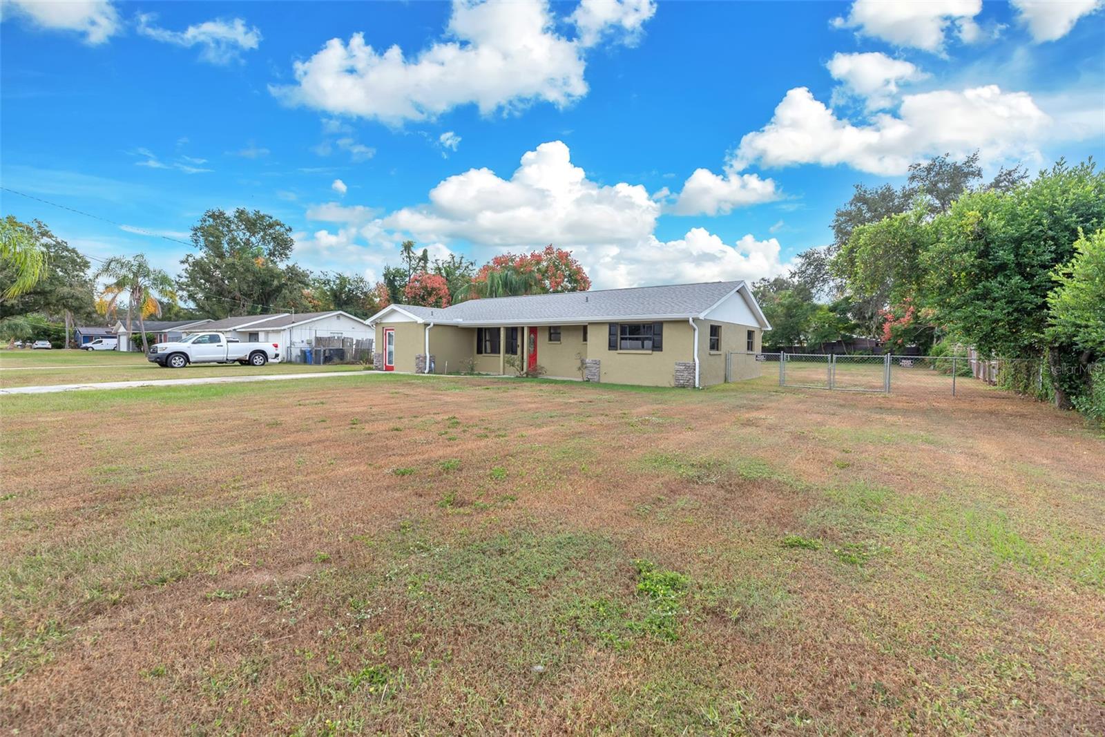 Large front yard with direct access for signage to Lumsden Road to advertise a business.