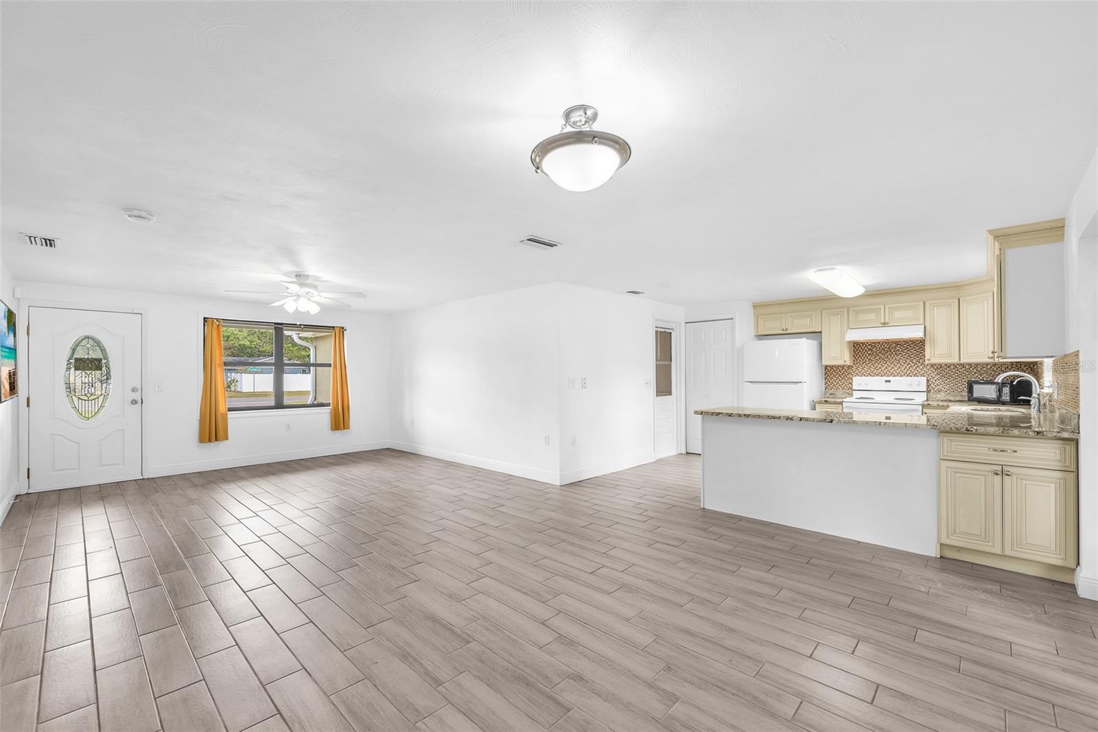 Don't miss the smart additional storage cabinet at the end of the breakfast bar.
