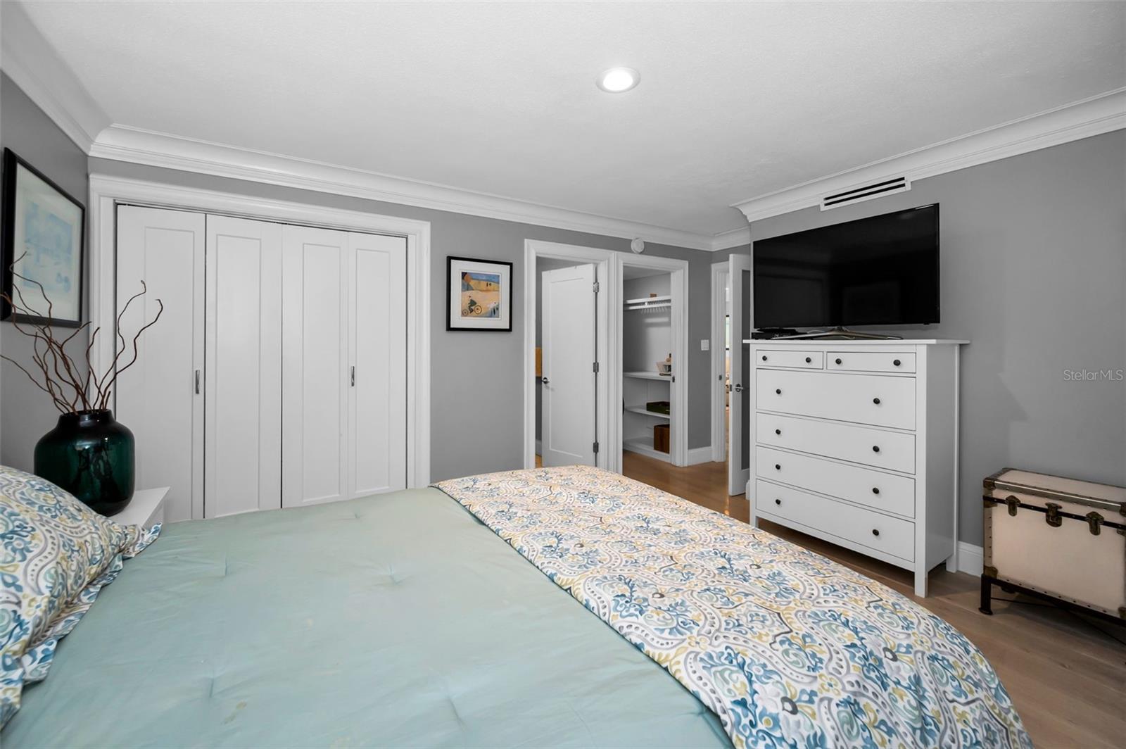 Neutral paint and plenty of room.