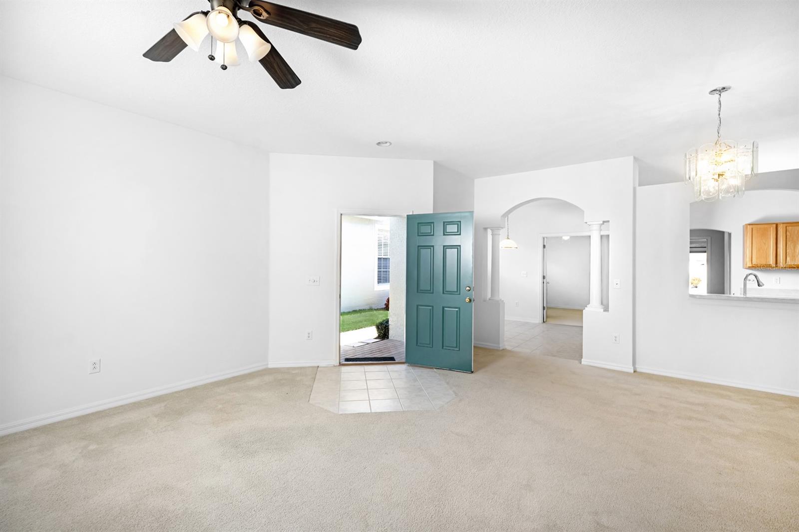 LIVING ROOM/DINING ROOM COMBO