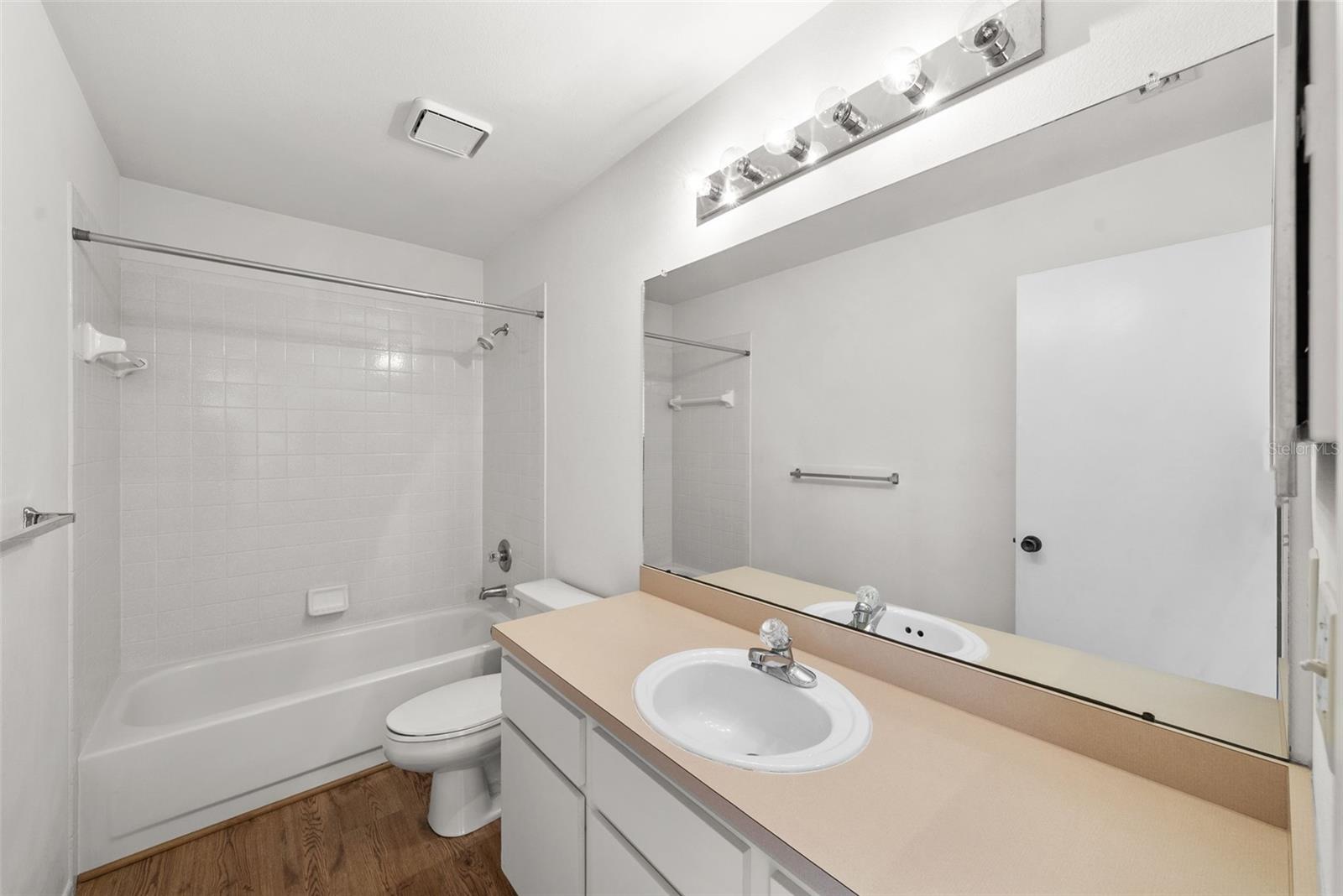 Hall bathroom with tub/shower and spacious vanity