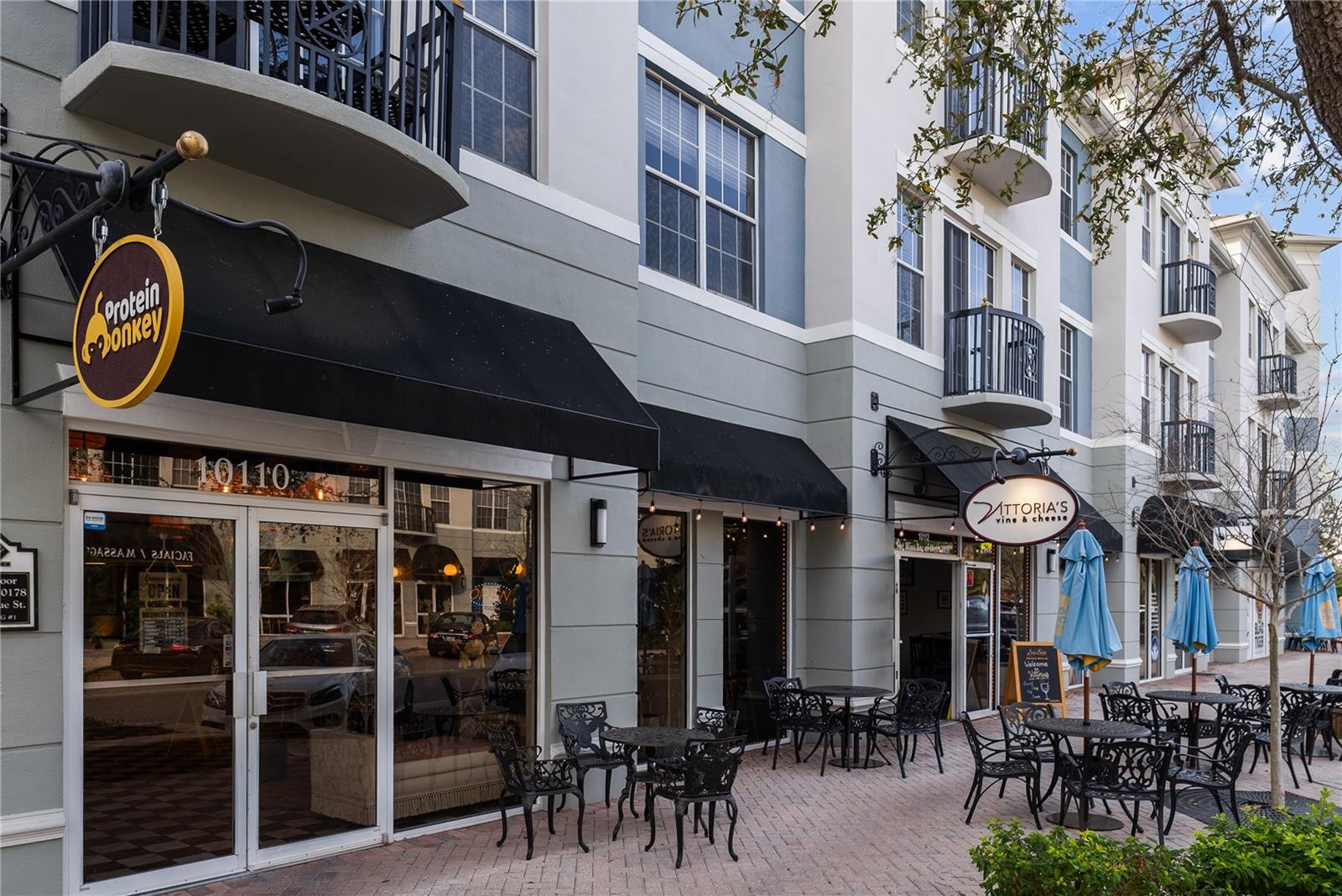 West Park Village shoppes and restaurants are 10 mins. from this home, along with Citrus Park Mall and major shopping/restaurants, including Costco, Aldi, Target, Michael's, PetSmart, Publix!