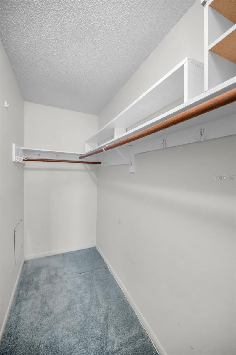 Promary Bedroom Walk-in Closet
