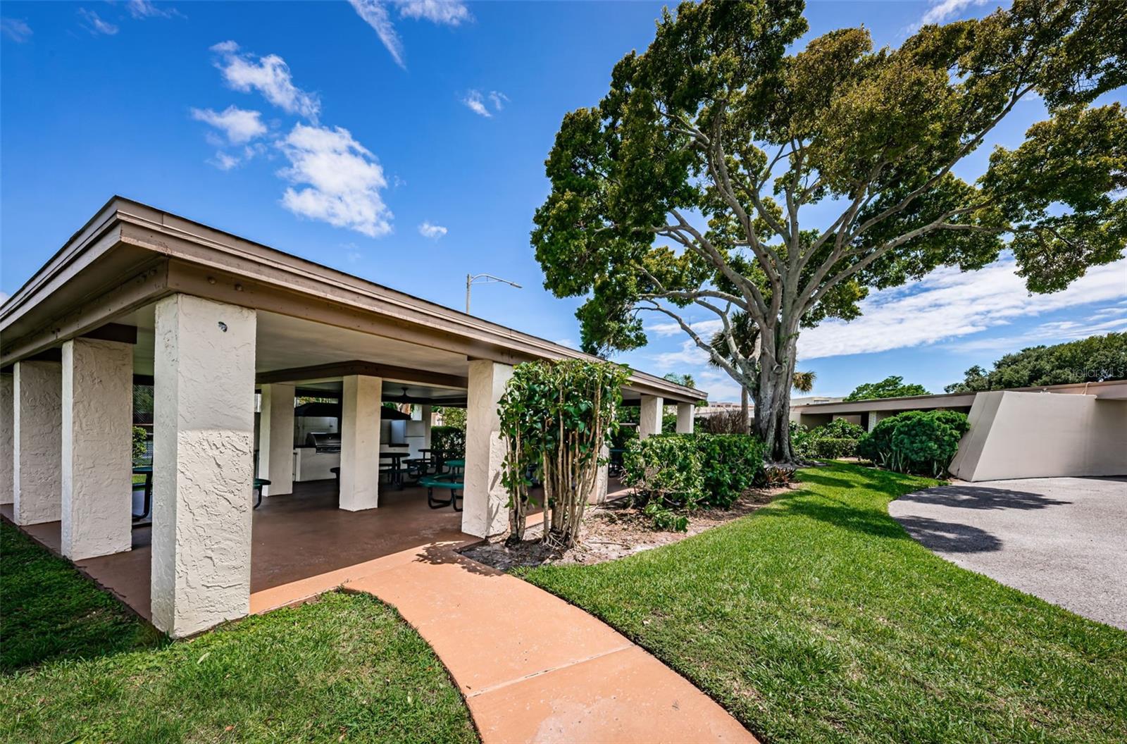 Magnolia Sun Center Grilling Area