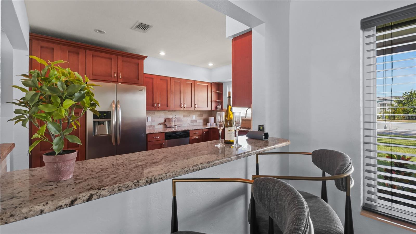 Eat-in bar in kitchen