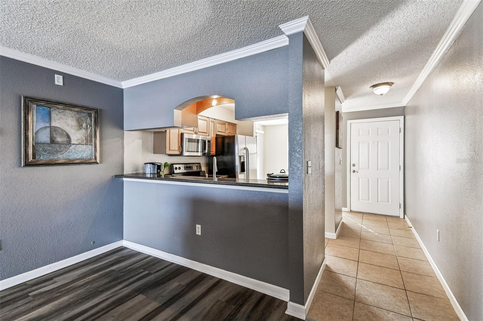 Breakfast bar area between kitchen and living room.