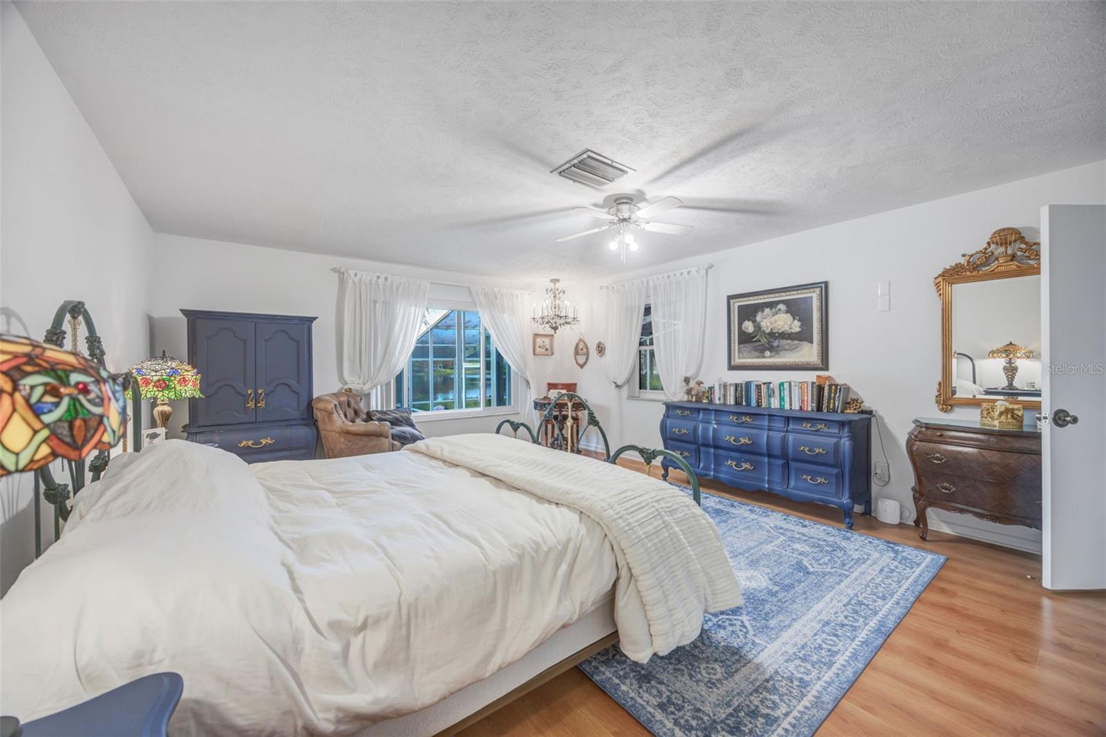 Grand master with en suite bath