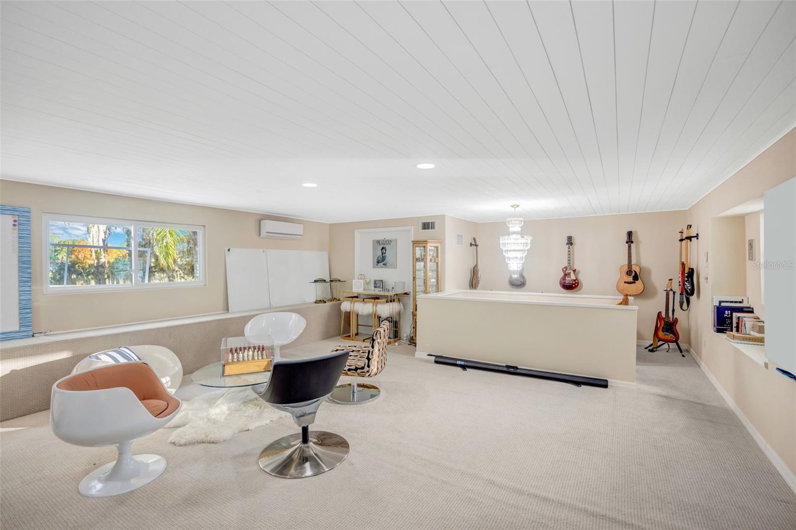 Large bonus room with closets