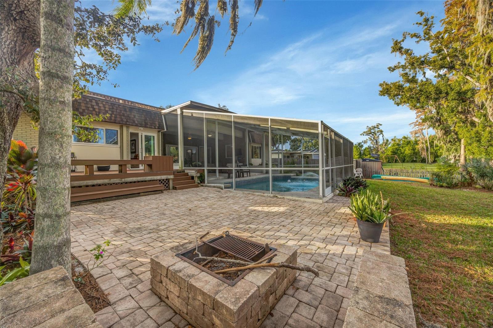 Outdoor fire pit for making s'mores