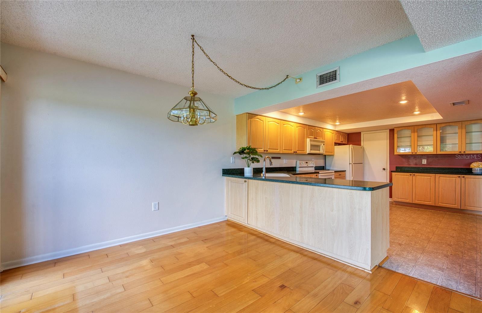 LOOK AT ALL THE CABINETS!