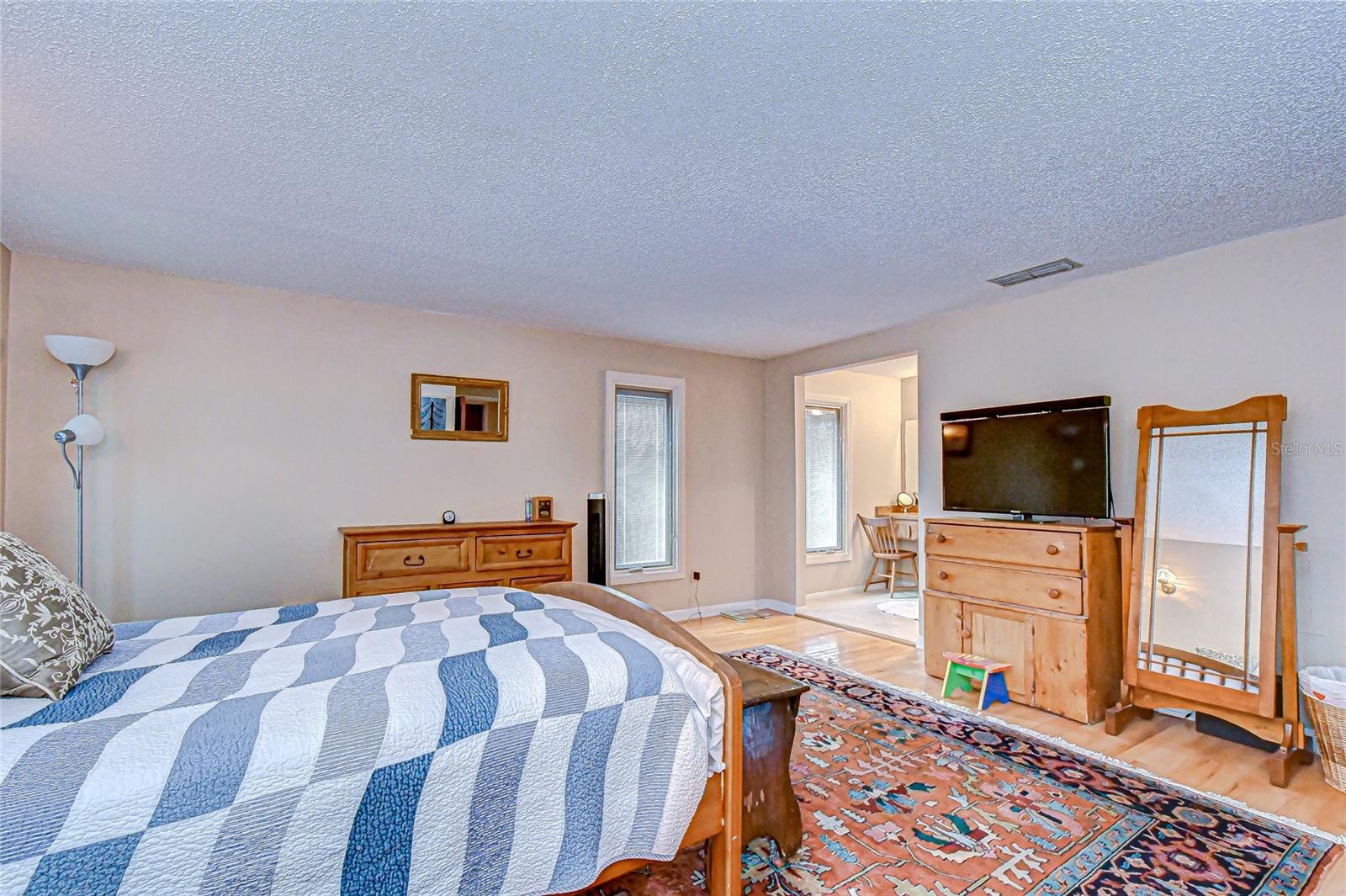 Spacious closet and private en-uite!