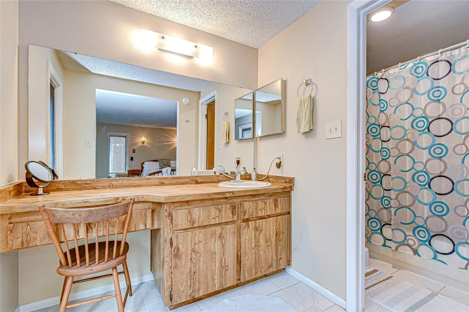 En-suite with shower/tub!