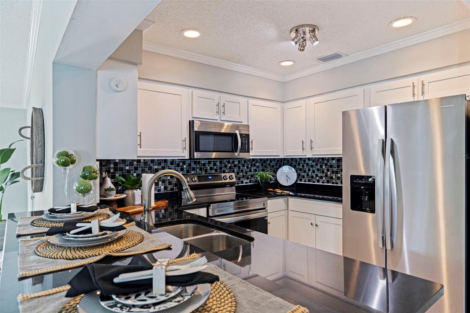 Kitchen with breakfast bar