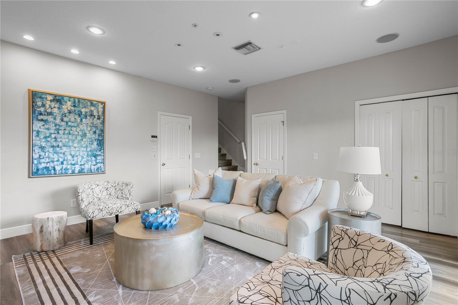 Downstairs, a flexible bonus room with a full bath and porch access provides the perfect space for aguest suite, home office, gym, or second family room.