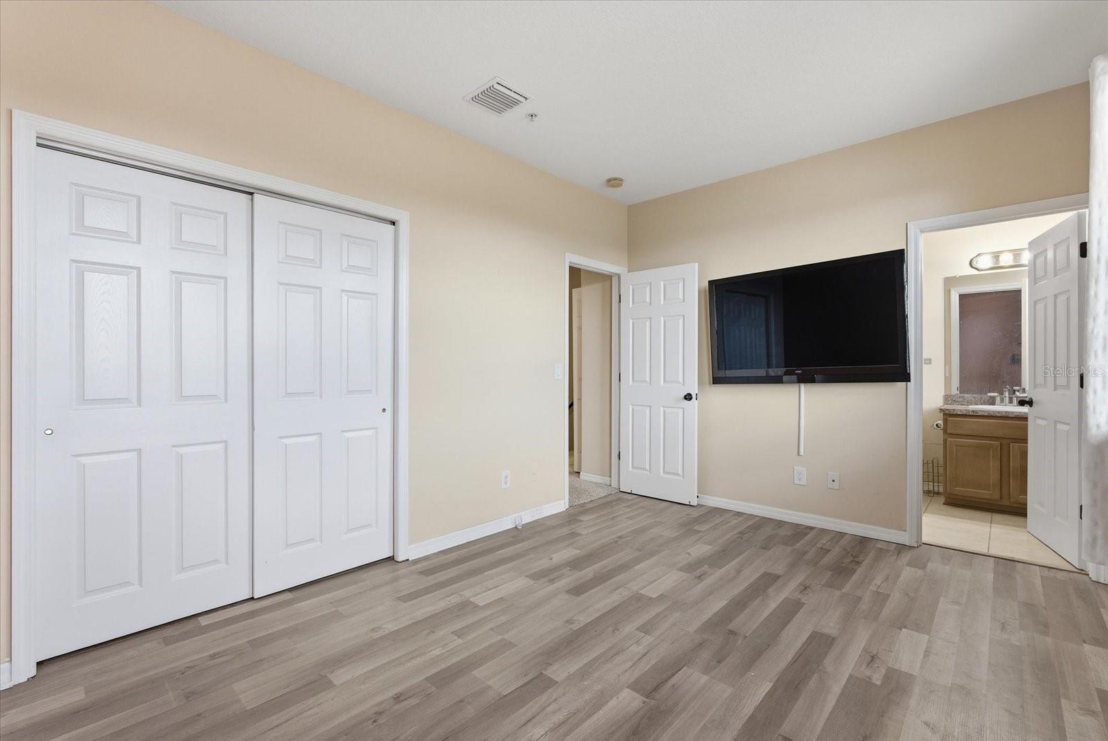 Guest Bedroom with En-Suite Bathroom