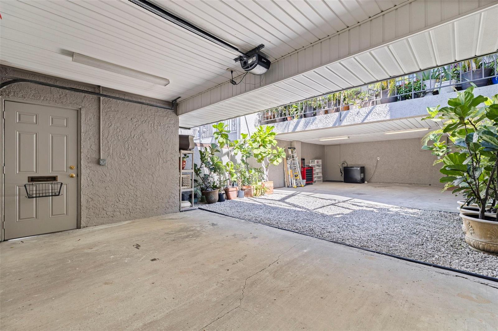 Oversized Garage 4 spaces