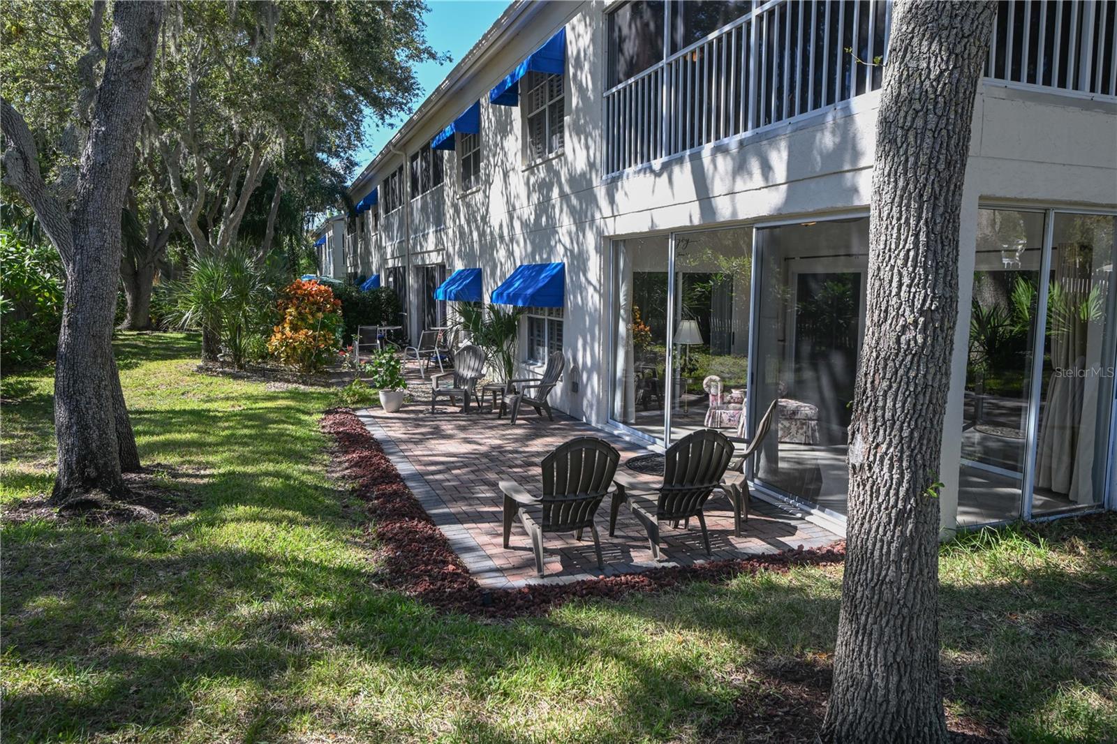 Side yard leading to back patio & private yard.