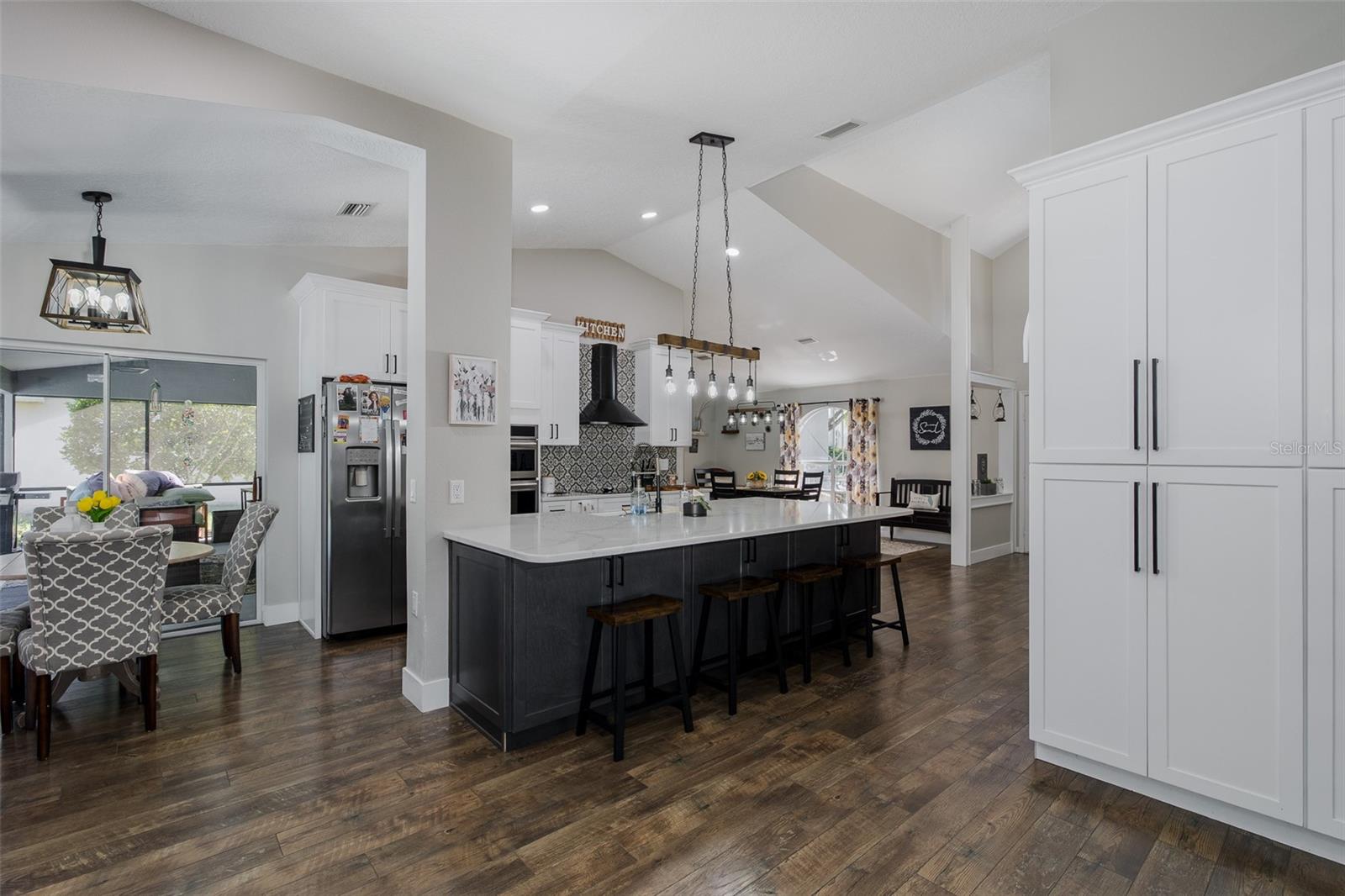 KITCHEN/EATING AREA COMBO