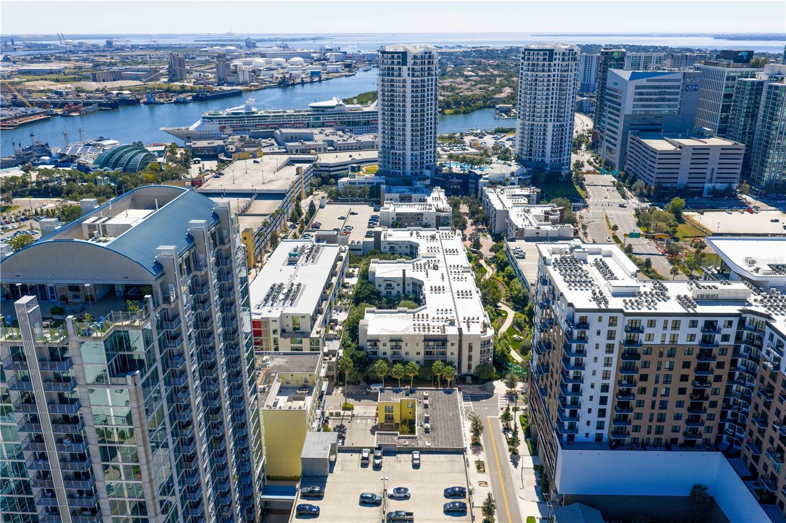 Steps from restaurants, coffee shops, a dog park and immediate access to the $3 billion Water Street development; walk to concerts and hockey at Benchmark International Arena, hop the trolley to Ybor City, or stroll Tampa’s Riverwalk.