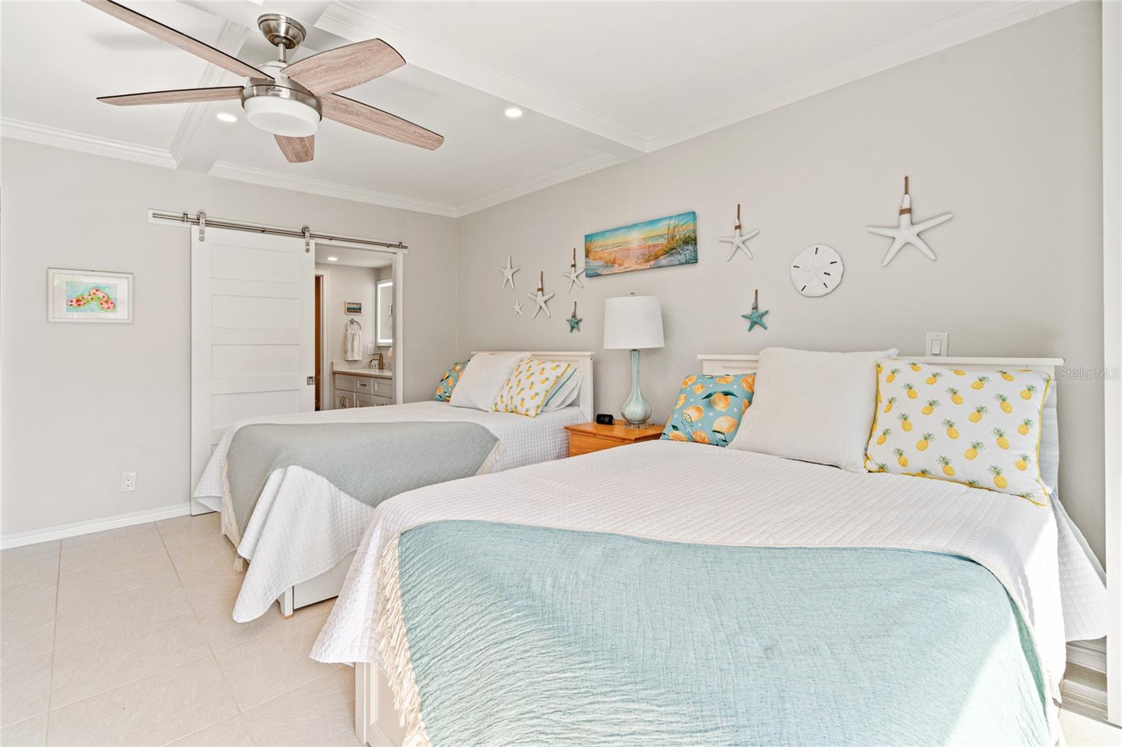 Badroom with 2 beds. En suite bathroom