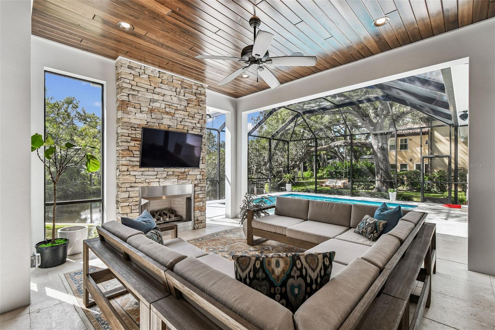 Outdoor Living room w/ fireplace and TV