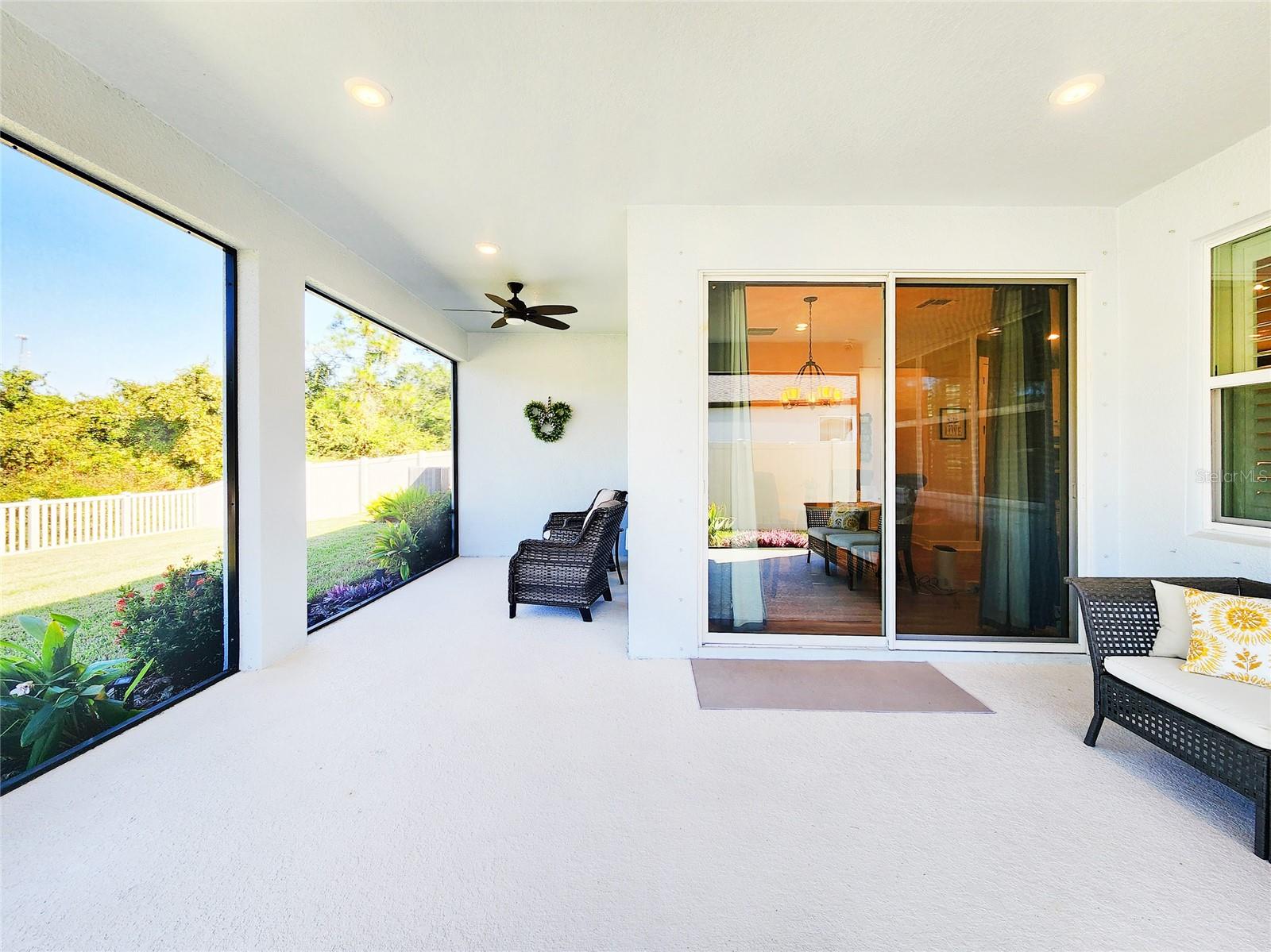 See the screens!! No obstructed view!!