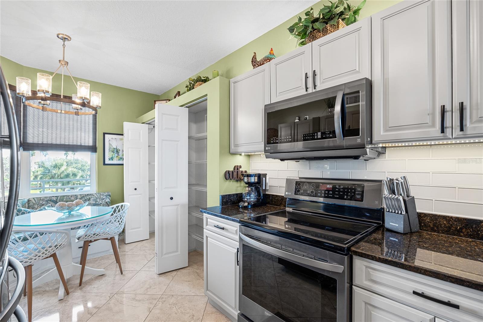 Kitchen / 2 pantry closets