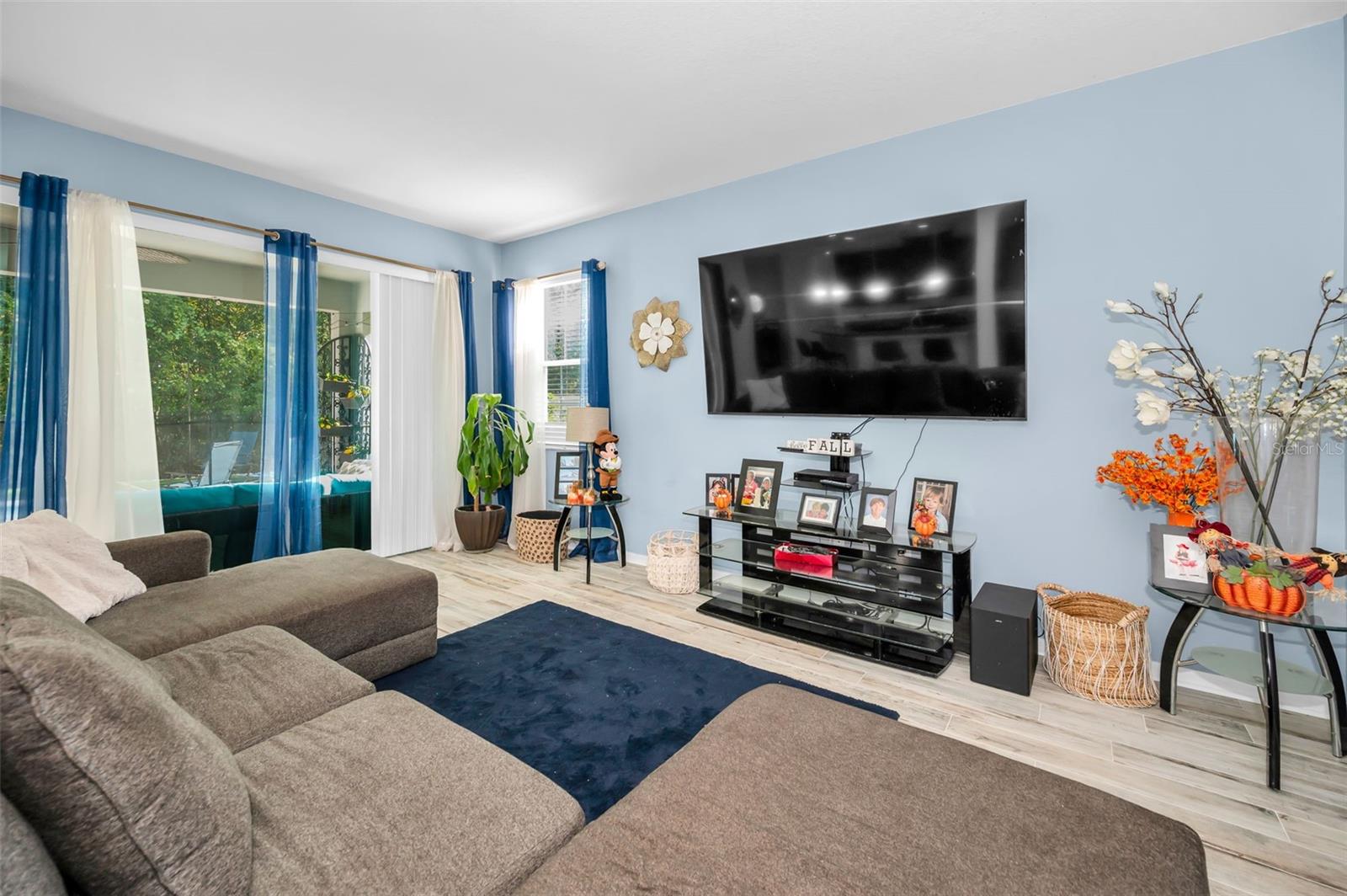 family room looking toward the lanai