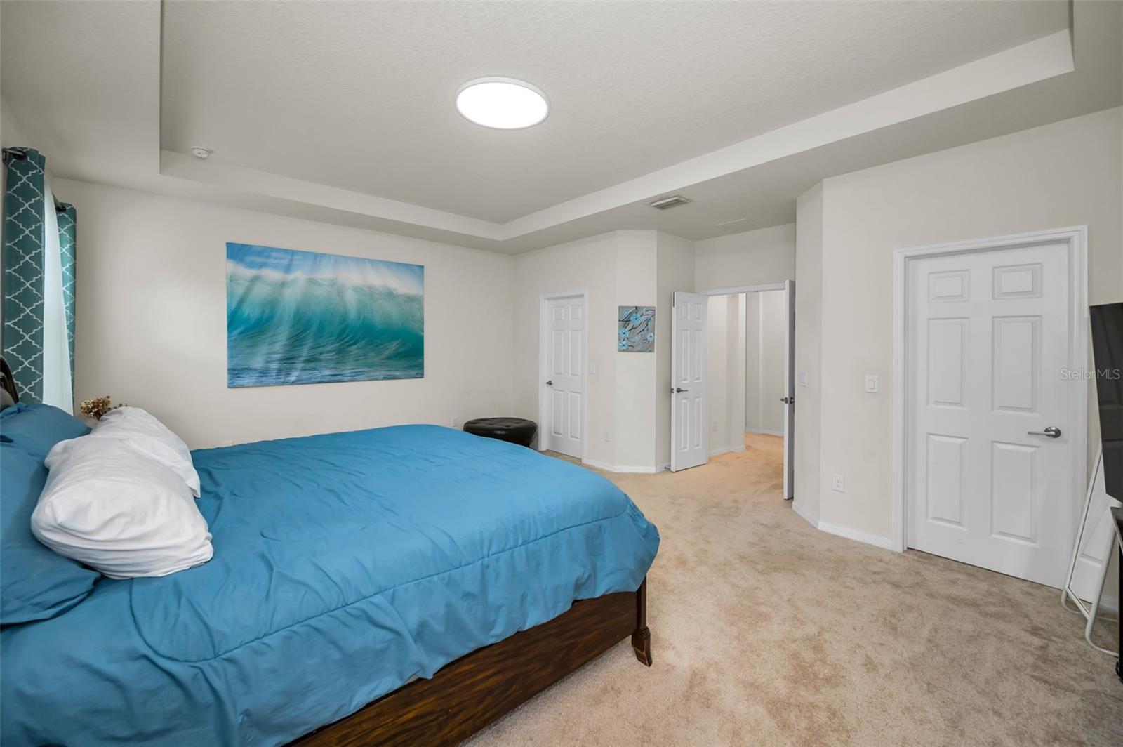 primary master bedroom w/ 2 walk-in closets