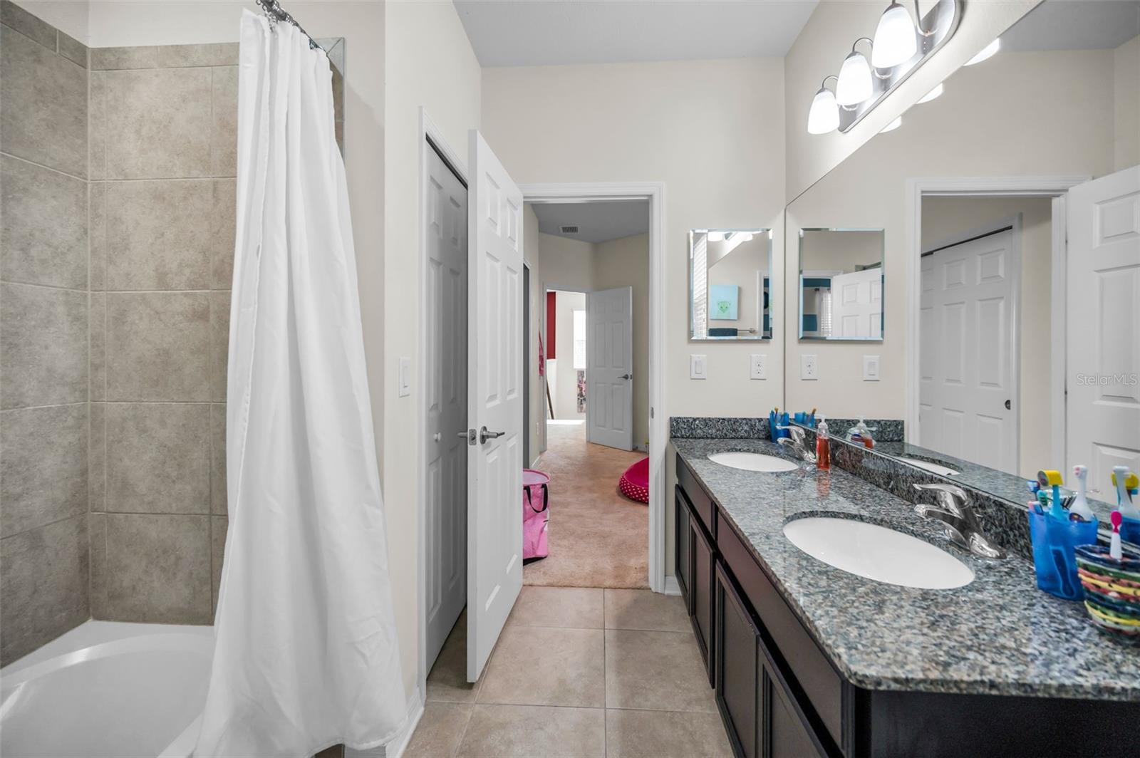 Jack/Jill bathroom w/ tub/shower combo