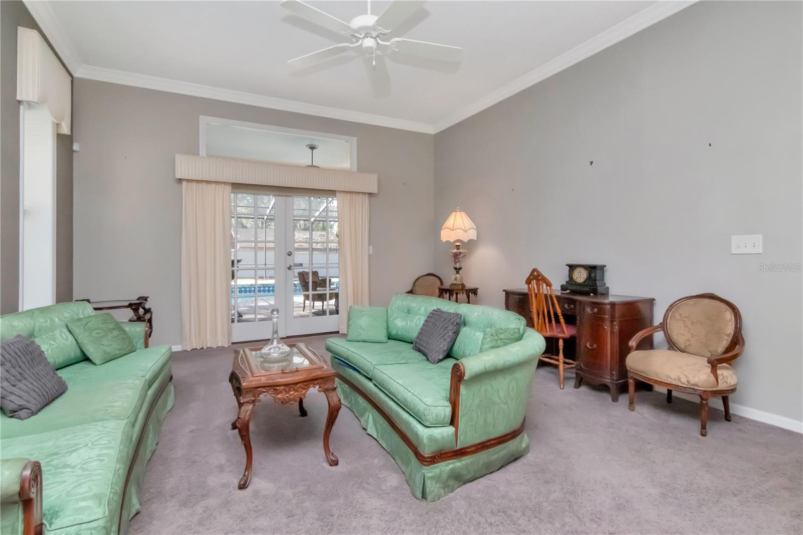 Sitting area with lanai access