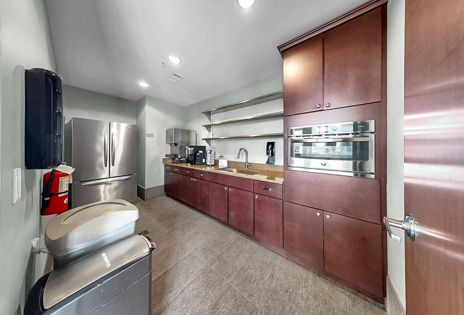 ENTERTAINING KITCHEN