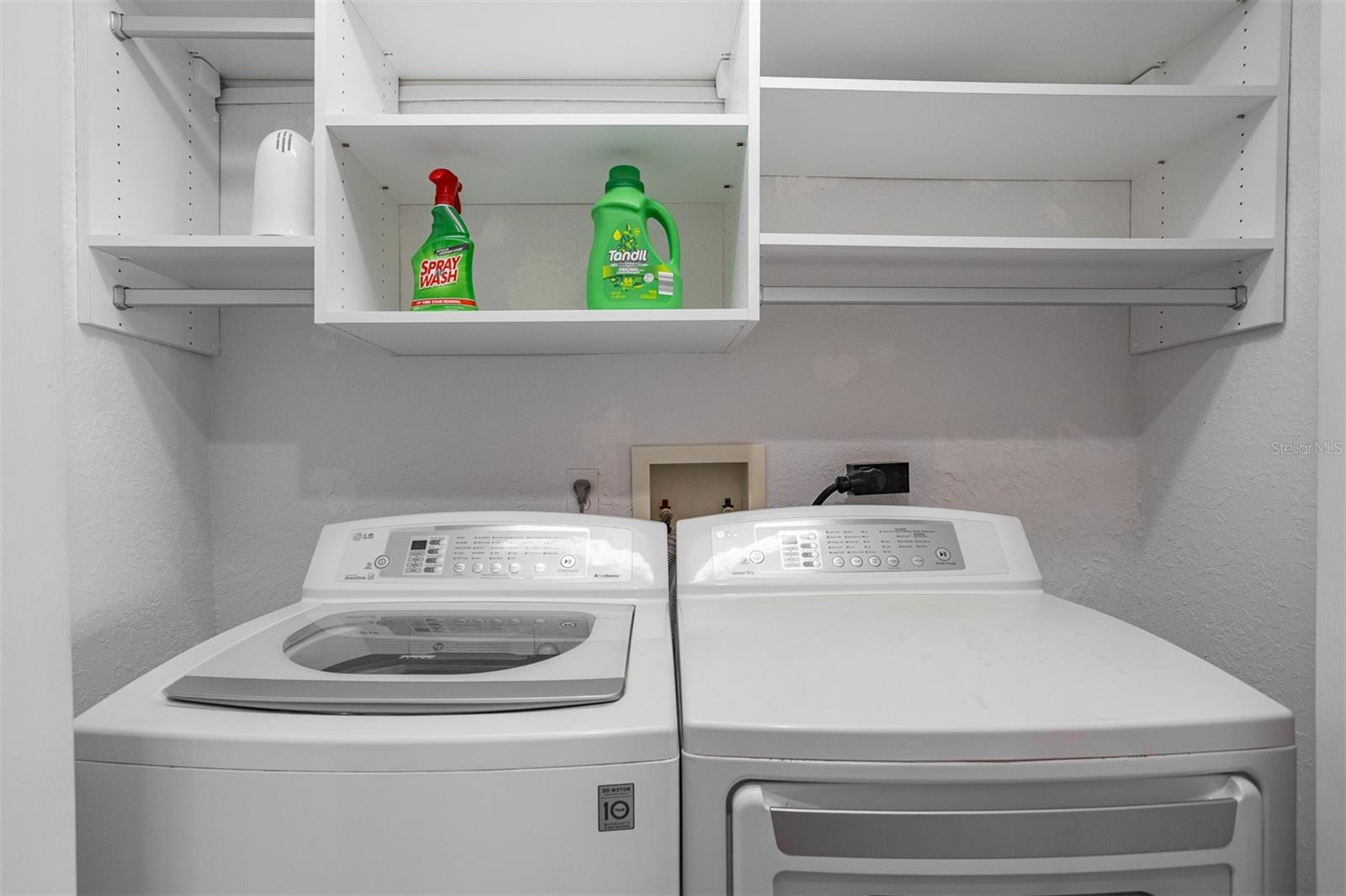 Laundry rm on same floor as Master