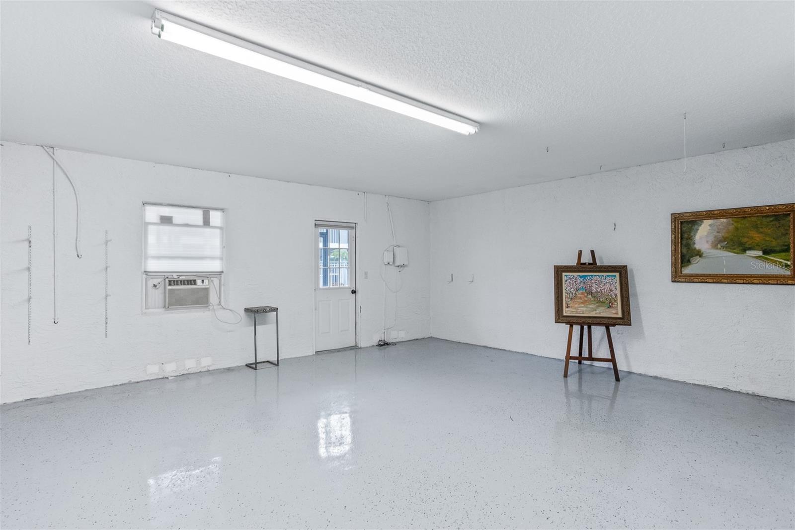 A/C''d Bonus Room with pool access