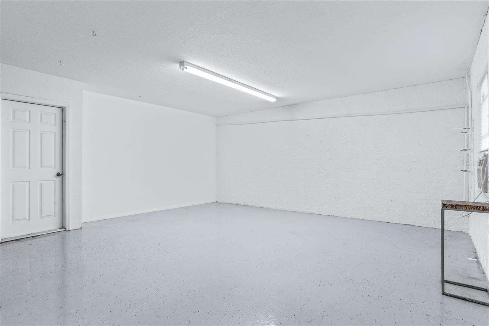 A/C''d Bonus Room with pool access