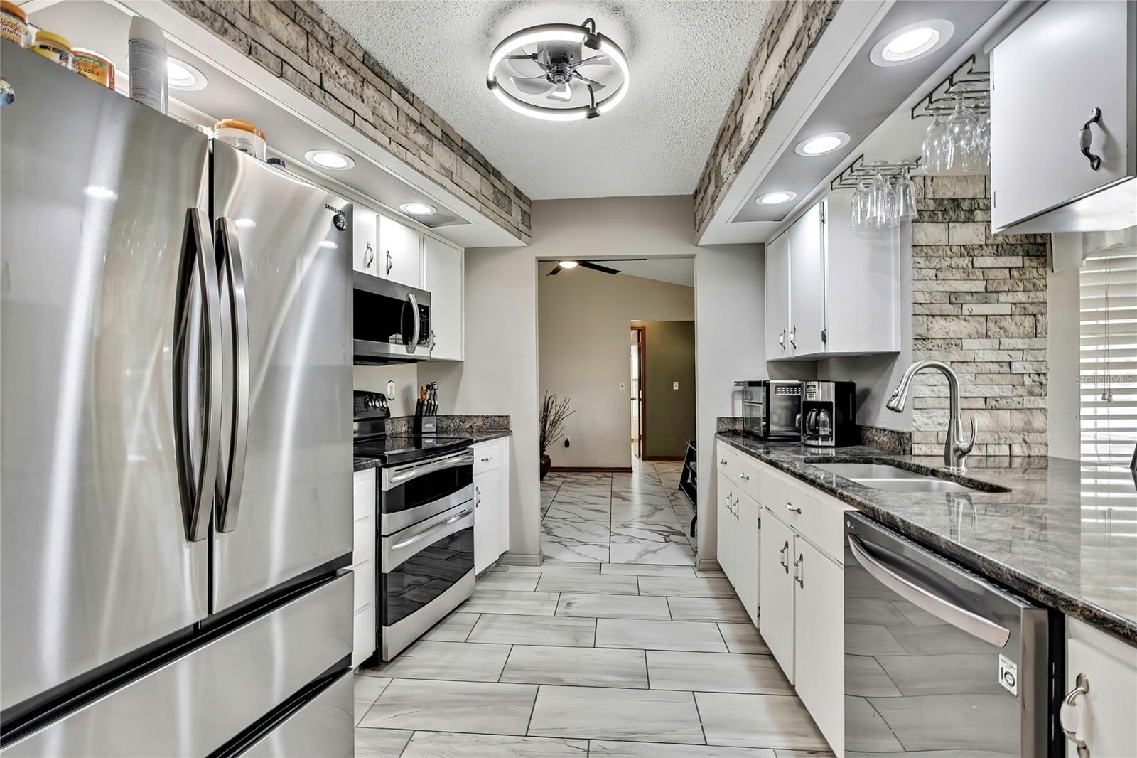 Kitchen, Granite, SS appliances