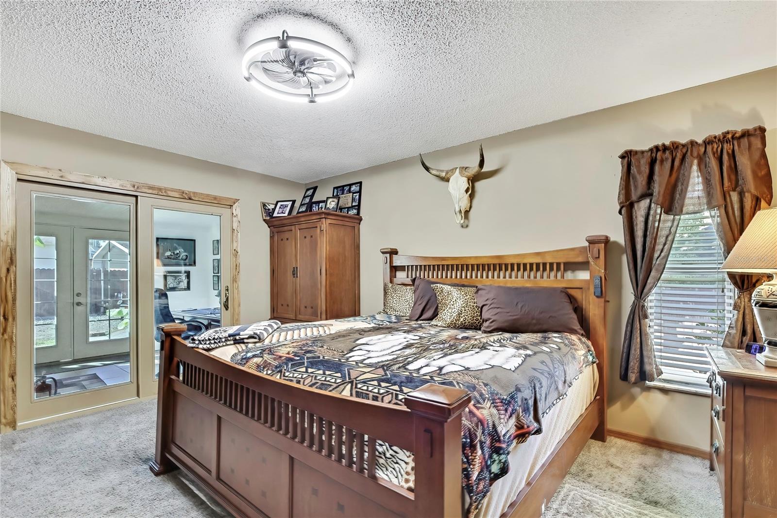 Master Bedroom 15x12, private access to office