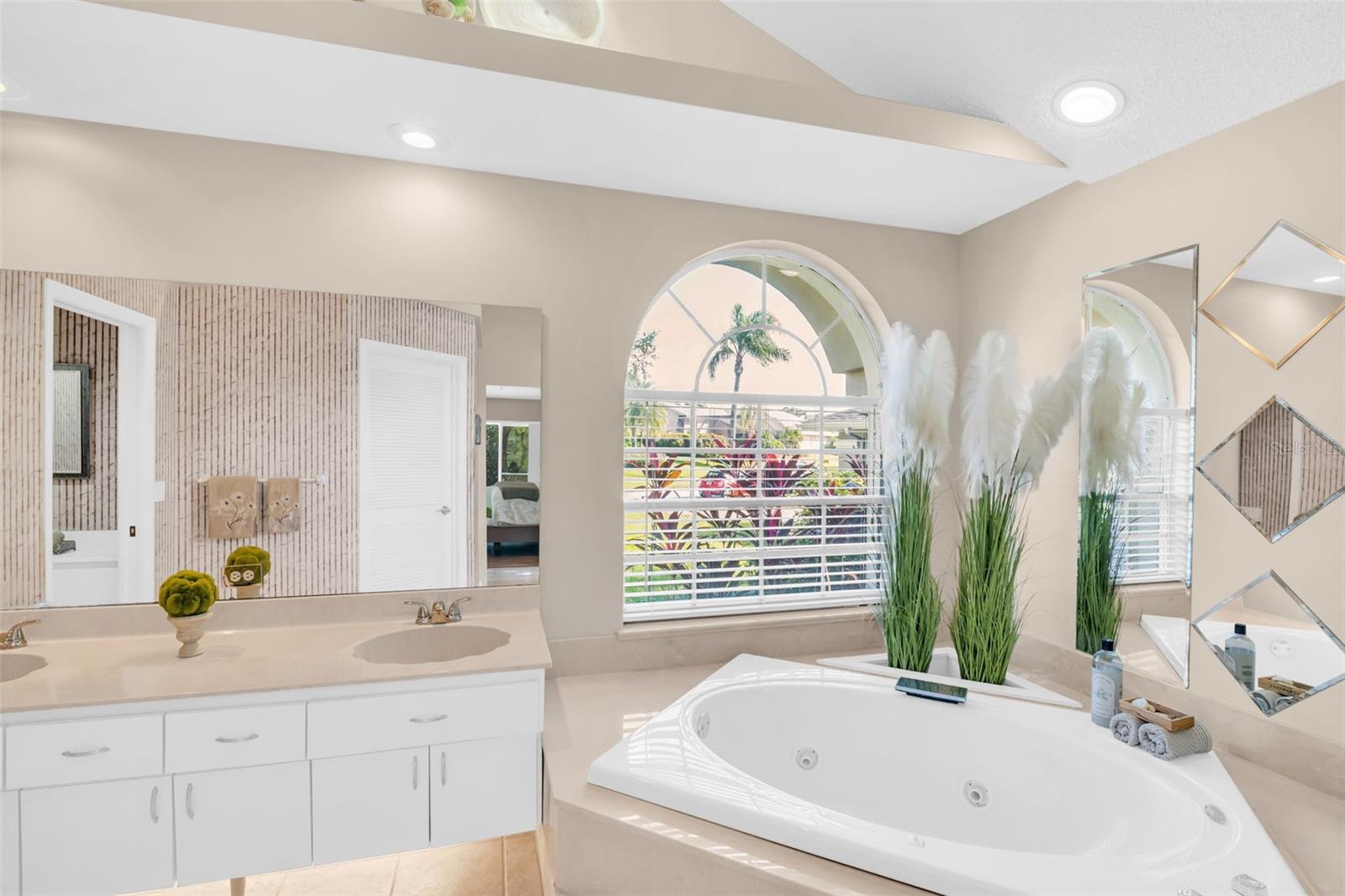 Double sink & beautiful under cabinet lighting~