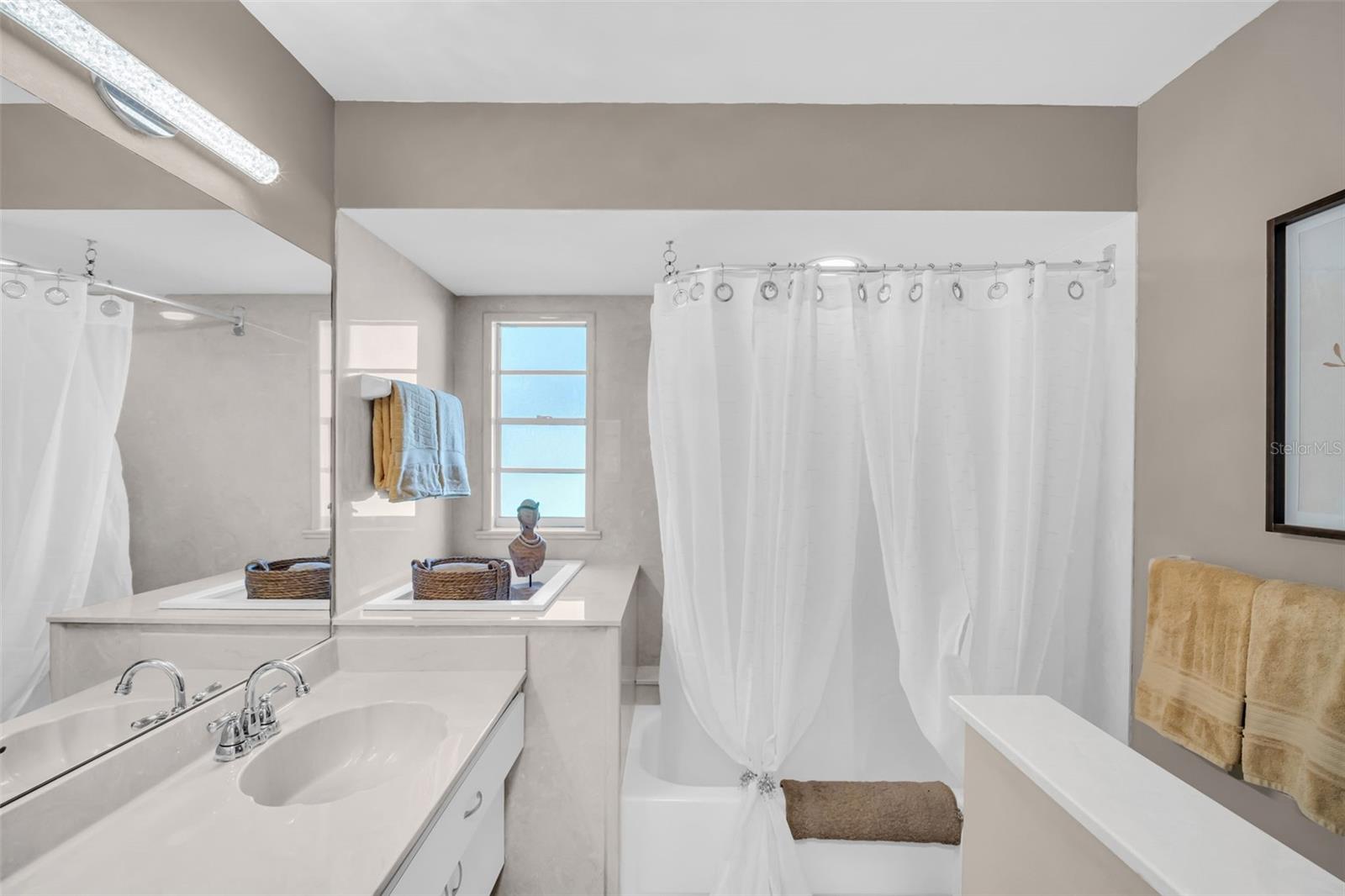 Hall bath perfectly tucked between 2 guest rooms & main living~