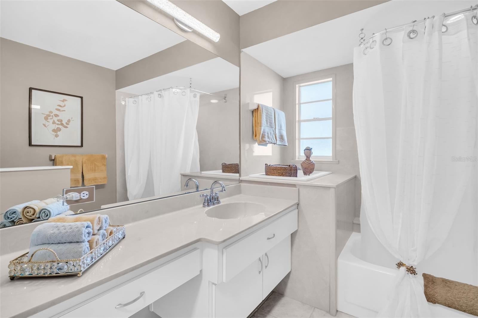 Large vanity with beautiful new lighting & tub/shower combo~