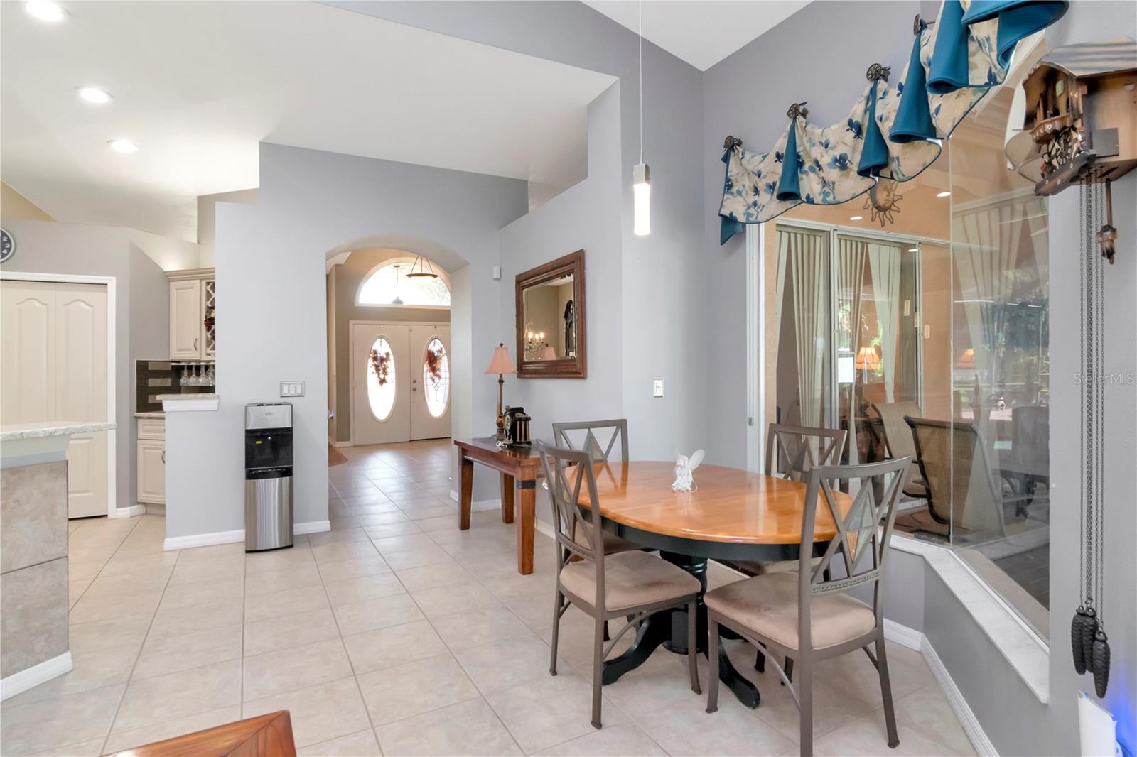 Eat in dining area with framless window overlooking the pool